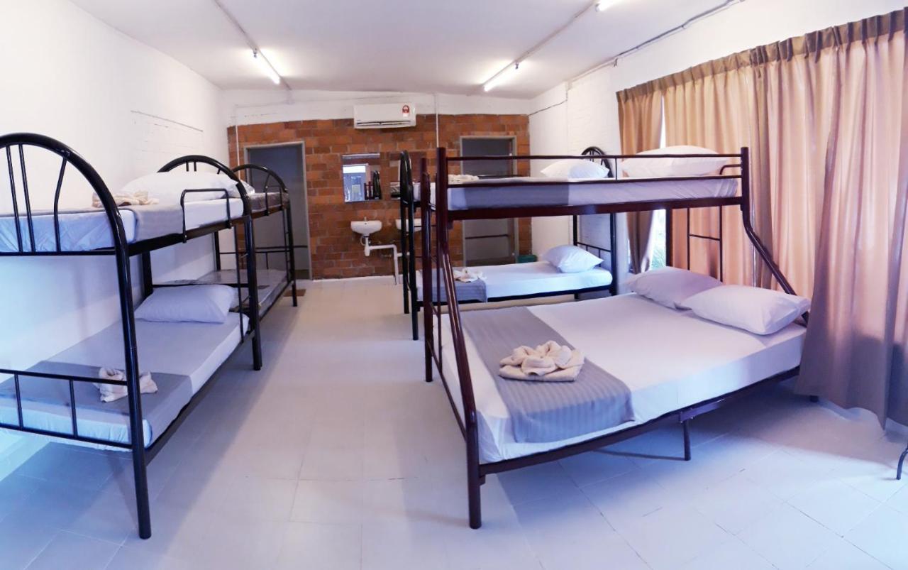 Dorm Master Albergue Padang Mat Sirat Exterior foto